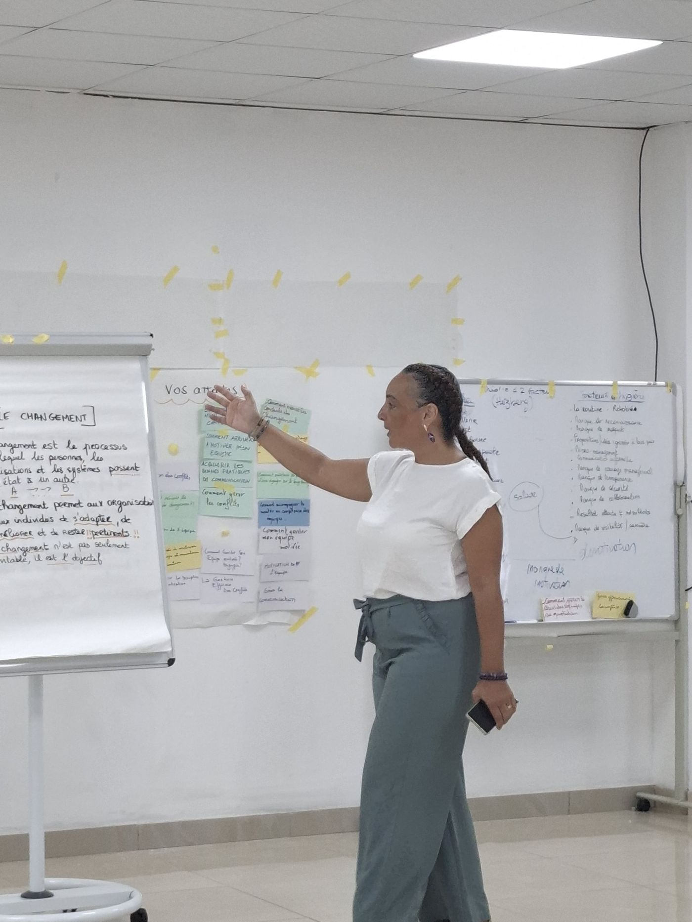 Céline Thiam animant un atelier de facilitation devant un paperboard